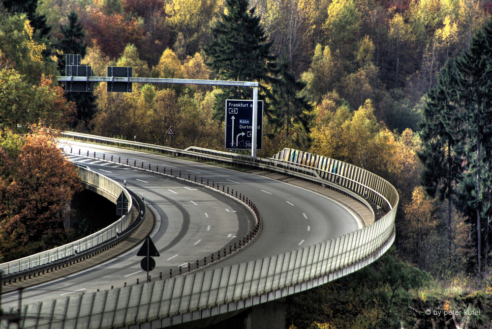 Die Autobahnbrücke