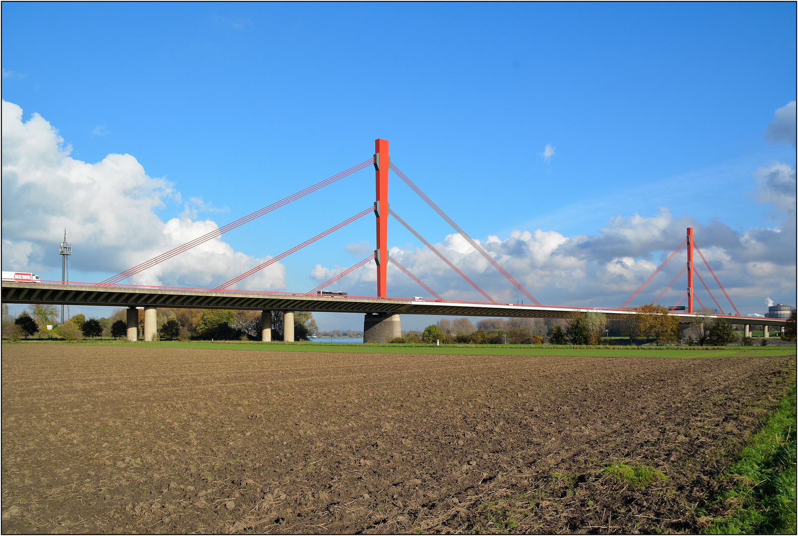 Die  Autobahnbrücke ....