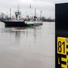 Die Autofähre fährt auch bei Hochwasser