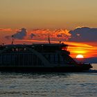 die Autofähre Tabor zwischen Meersburg und Konstanz im Sonnenuntergang