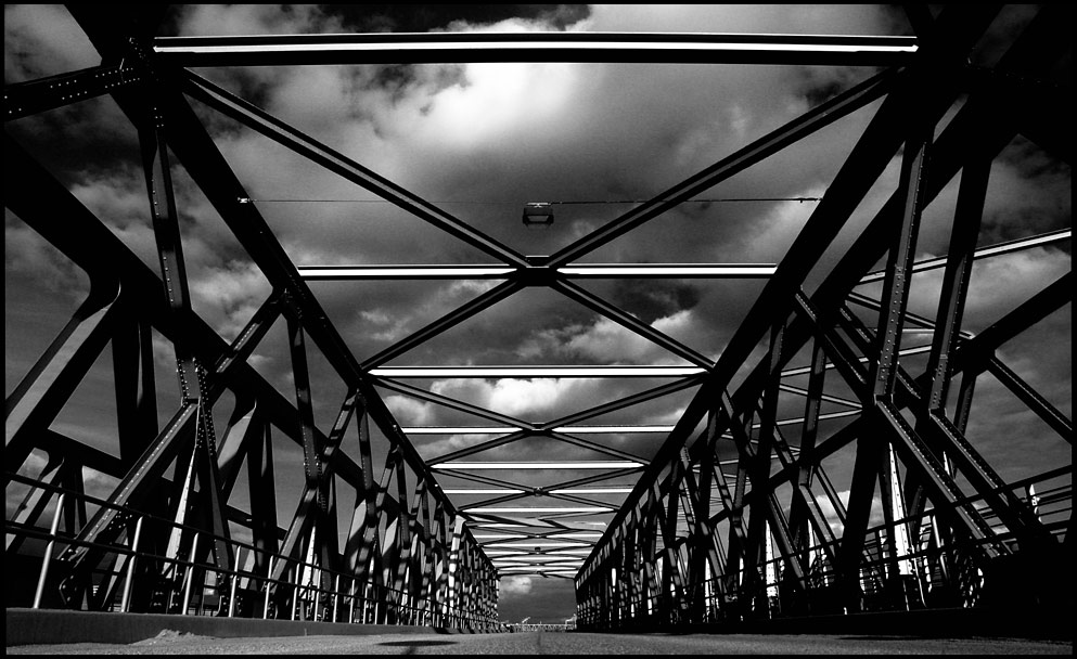 Die Baakenbrücke über den Magdeburger Hafen