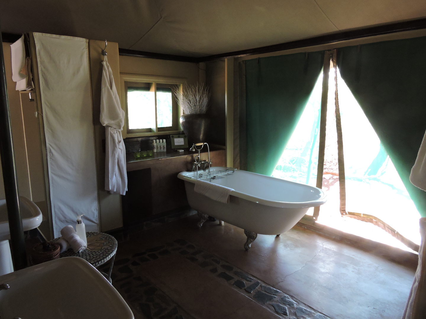 Die Badewanne im Zelt .