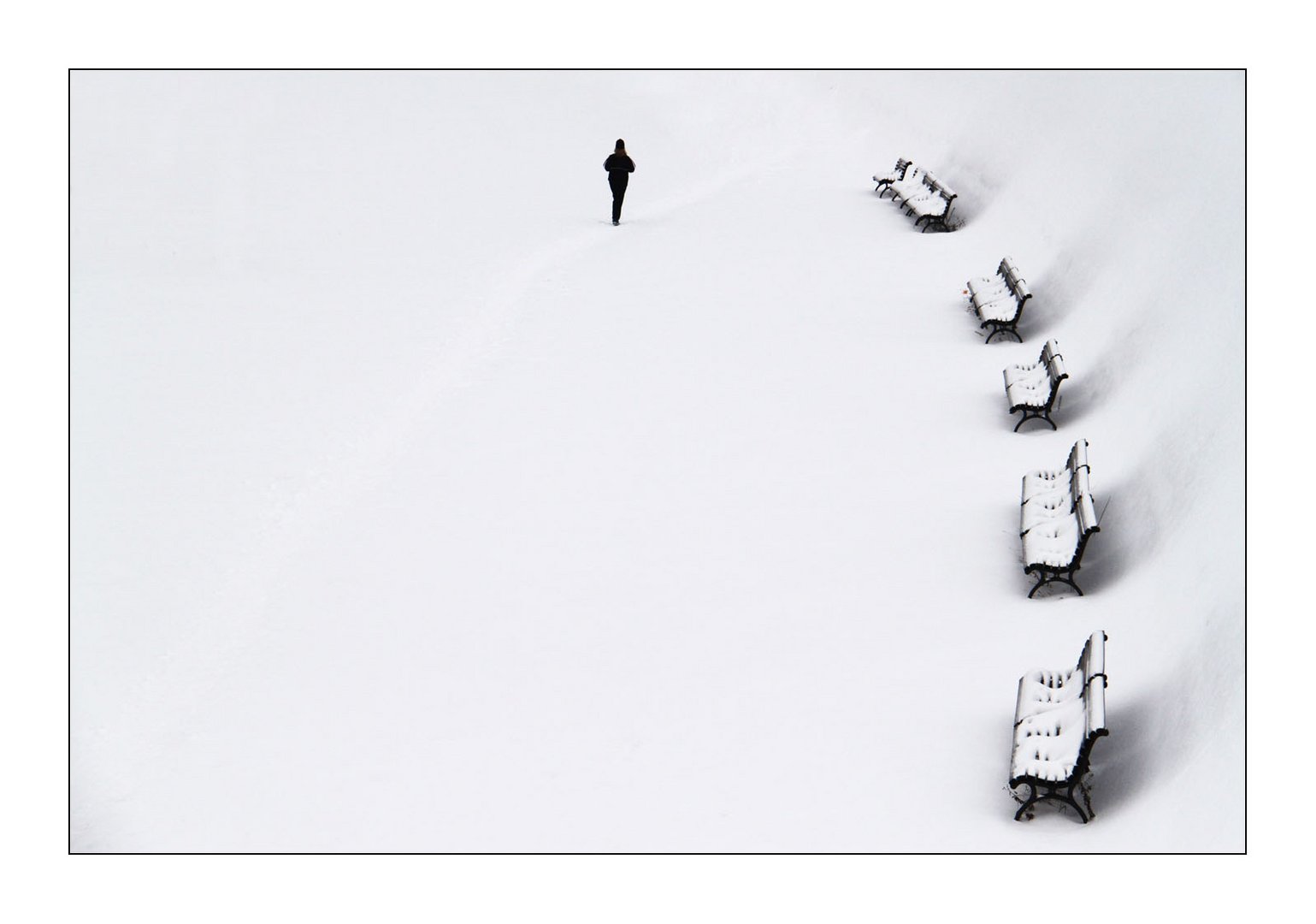 die Bänke im Schnee