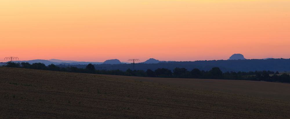 Die Bärensteine und der Lilienstein im Morgenrot der Sächsischen Schweiz