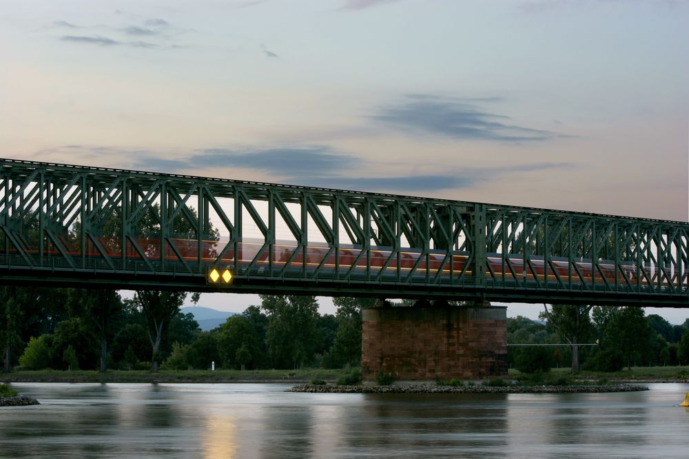 Die Bahn als Lichtstrahl Doppeldecker