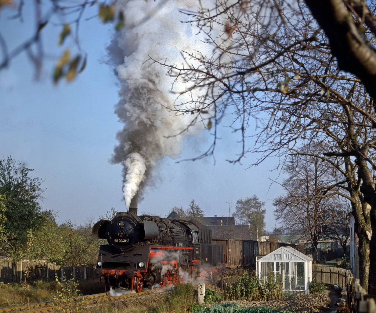 Die Bahn im Vorgarten (1979) Foto & Bild | landschaft, garten