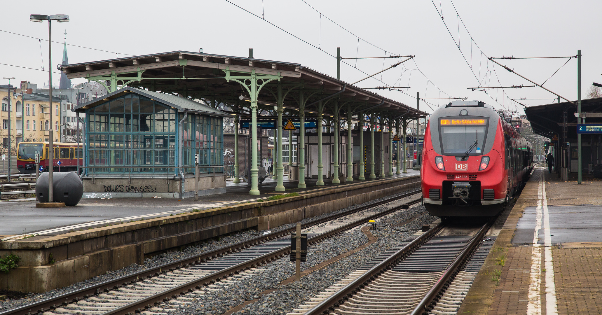 Die Bahnsteigüberdachung ...