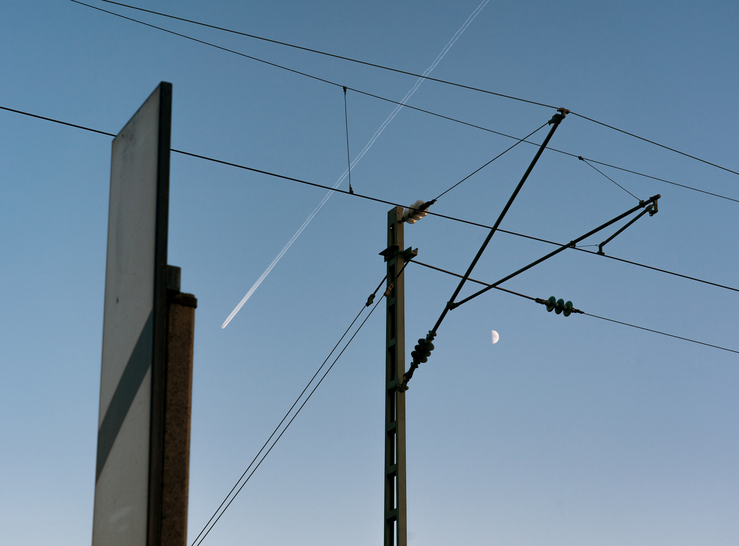 die Bake, der Mast, der Mond und das Flugzeug