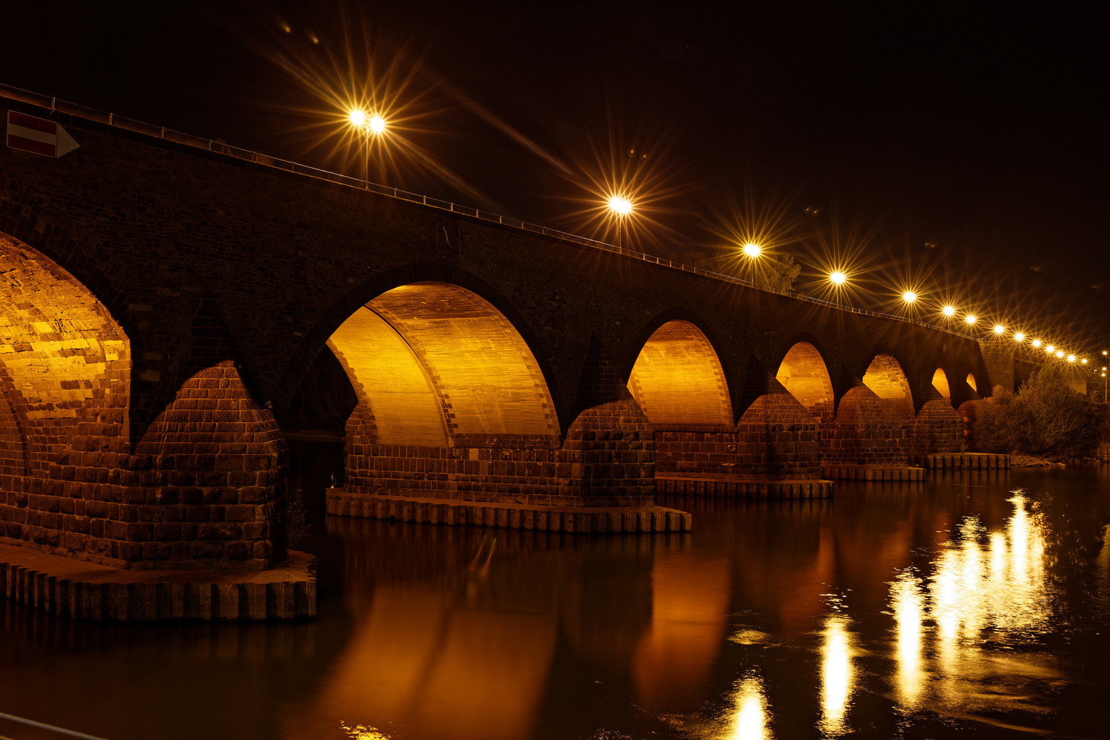 Die Balduinbrücke über die Mosel in Koblenz bei Nacht