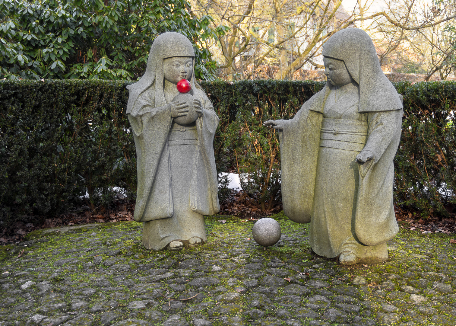   Die Ball spielenden Mädchen