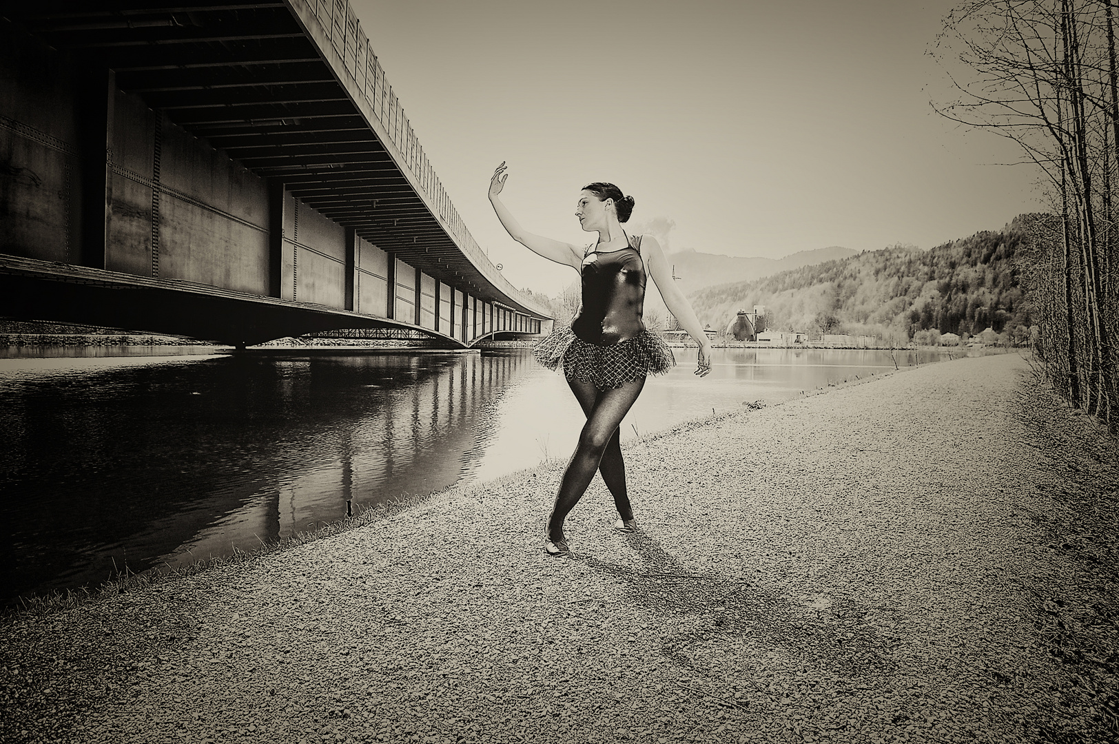 Die Ballerina unter der Brücke