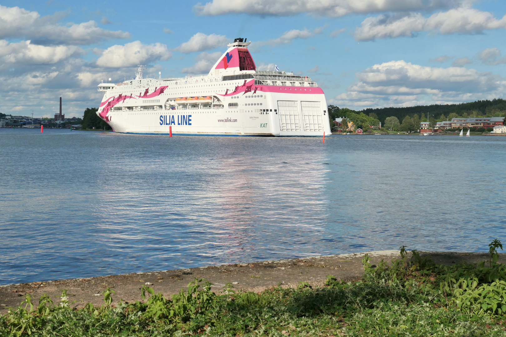 Die Baltic Princess läuft in den Hafen von Turku/Åbo ein.