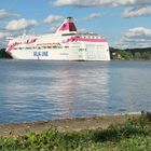 Die Baltic Princess läuft in den Hafen von Turku/Åbo ein.