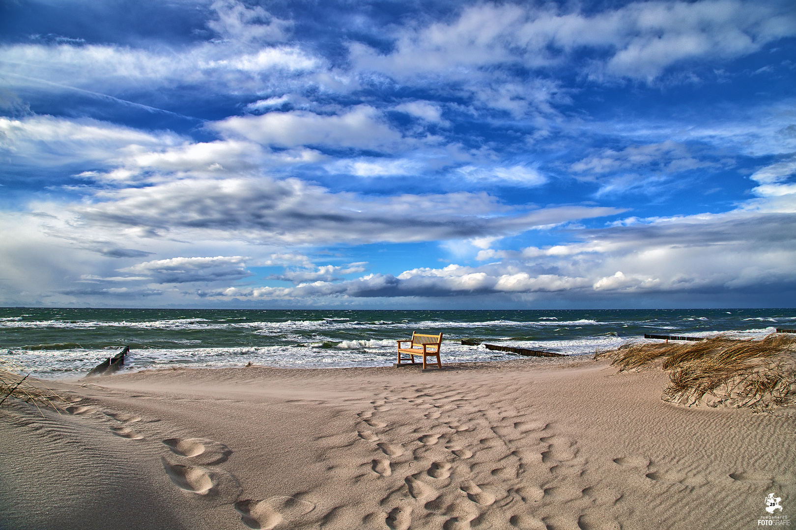 Die Bank am Strand