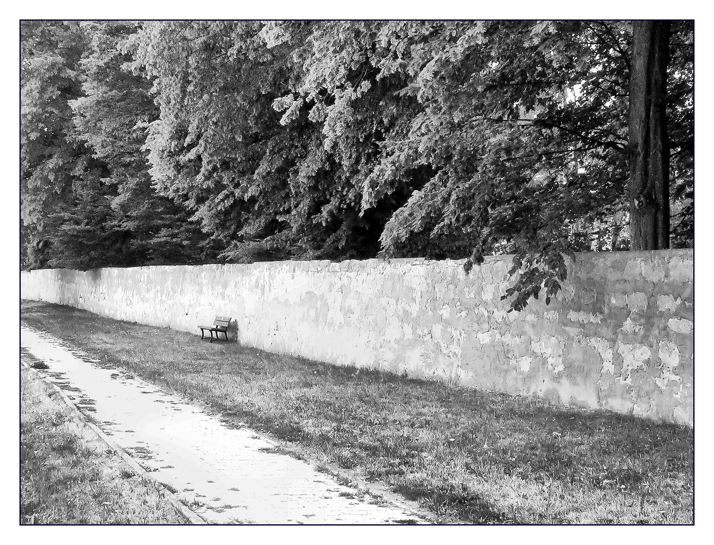 Die Bank an der Mauer