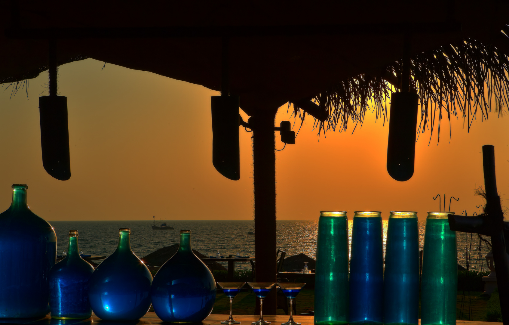 Die Bar am Meer bei Sonnenuntergang