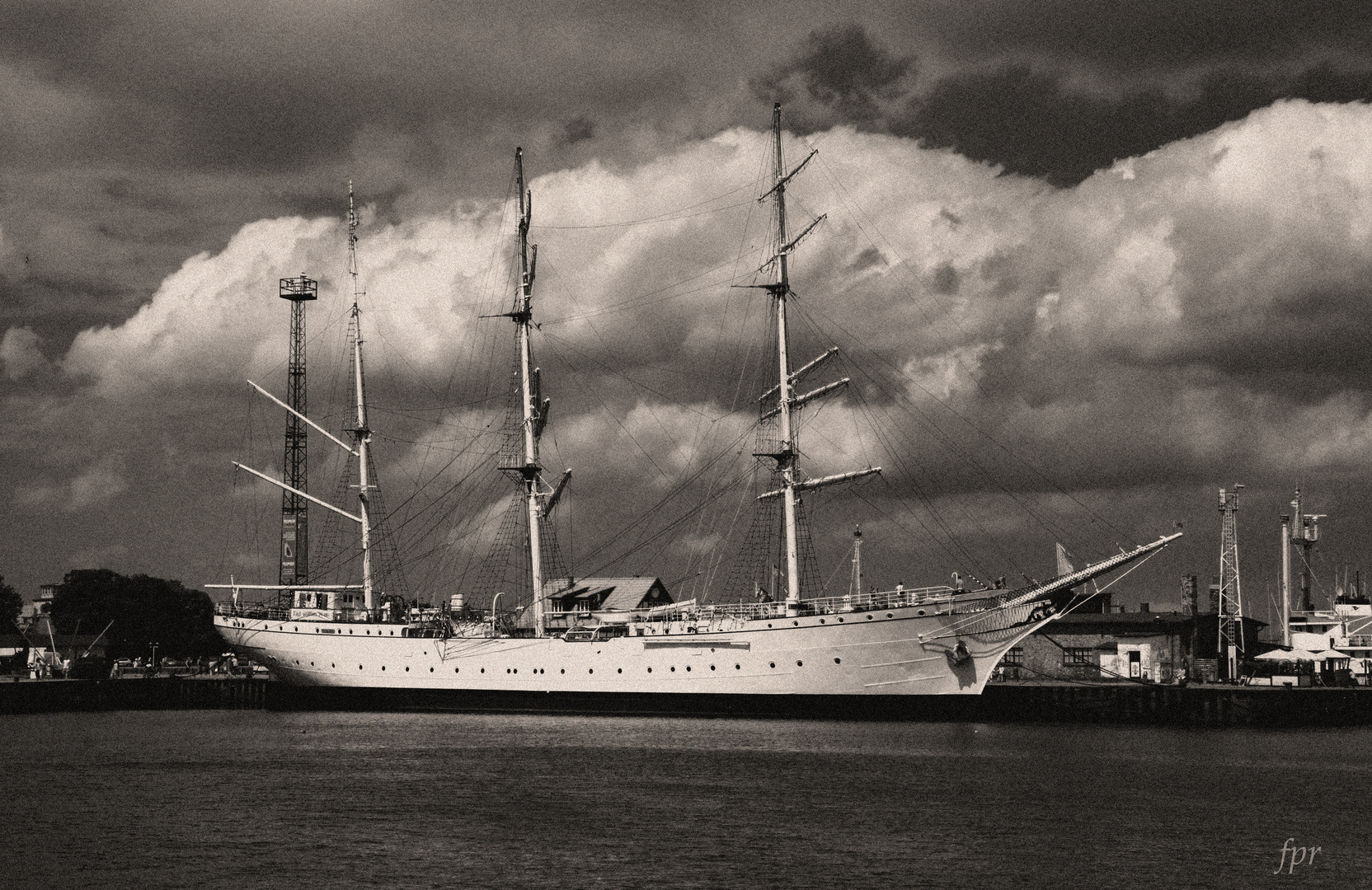 die Bark "Gorch Fock" an ihrem Liegeplatz im Hafen Stralsund