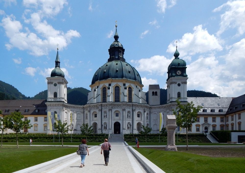 DIE BAROCKE BENEDIKTINERABTEI / ETTAL