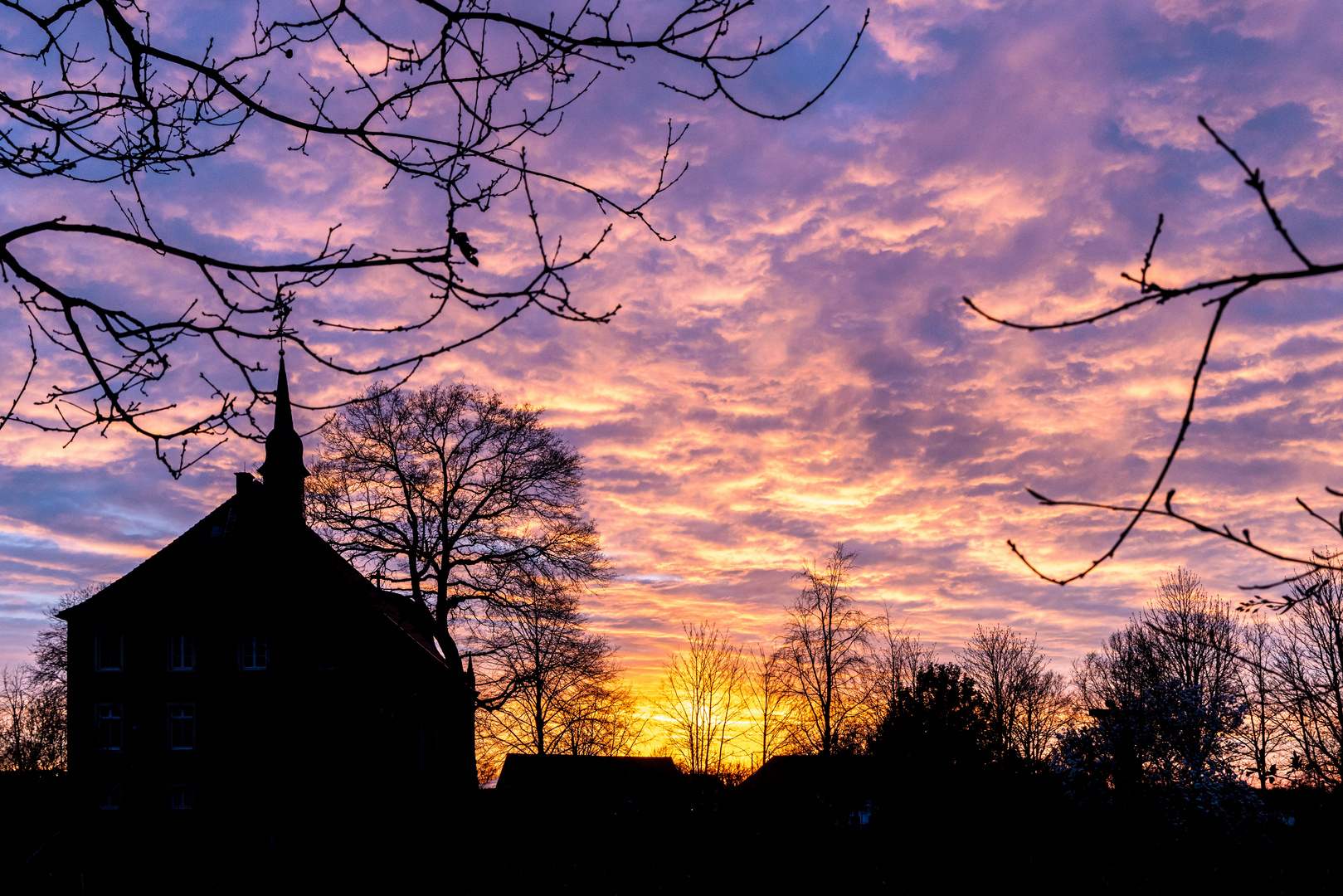 Die barocke St.-Franziskus-Kirche, Zwillbrock, bei Sonnenuntergang