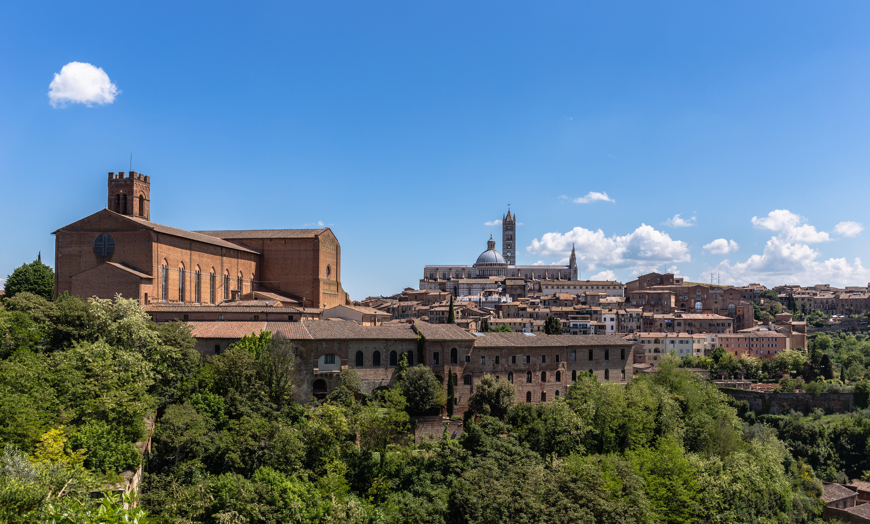 Die Basilica die San Domenico. Im Hintergrund der Dom von Siena