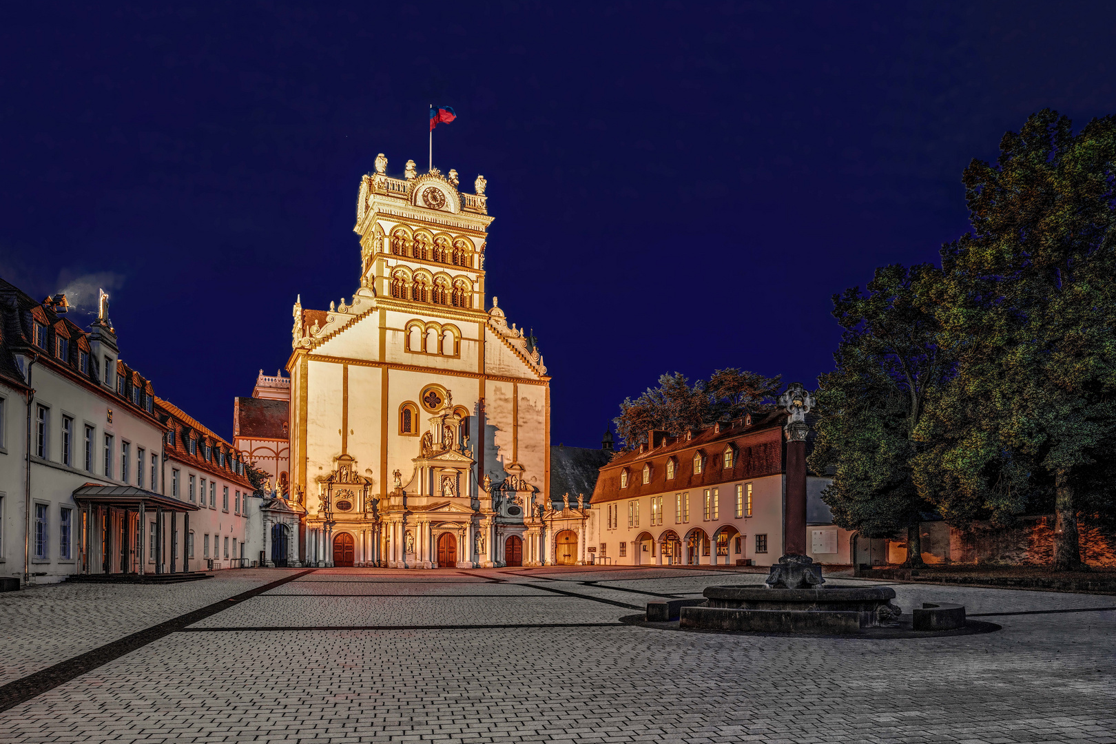 Die Basilika St. Matthias in Trier bei Nacht