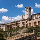 Die Basilika und Kloster vom Tal aus gesehen.  