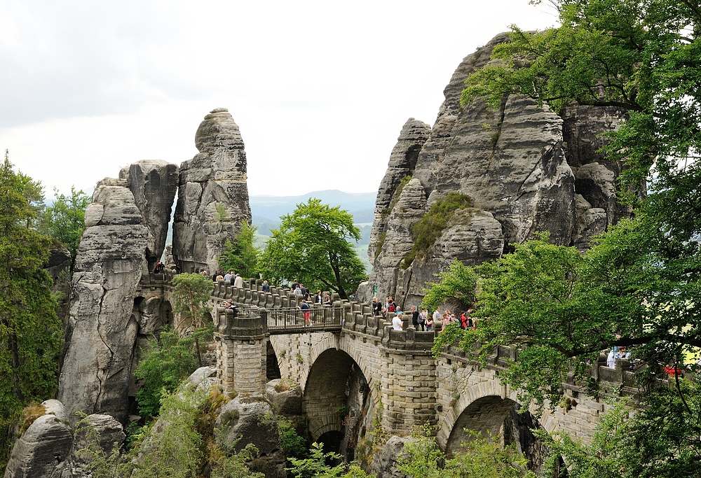 Die Basteibrücke ein Besuchermagnet in der Sächsischen Schweiz, am ruhigsten...