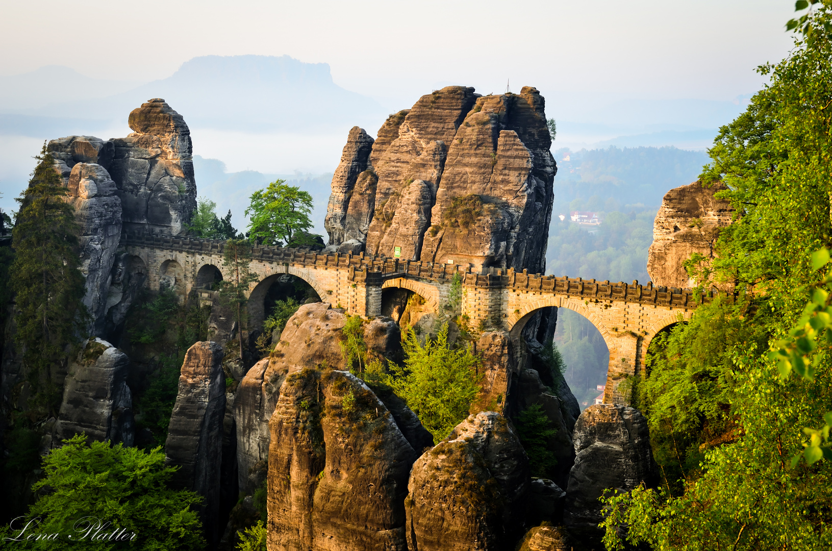 Die Basteibrücke in der Morgensonne