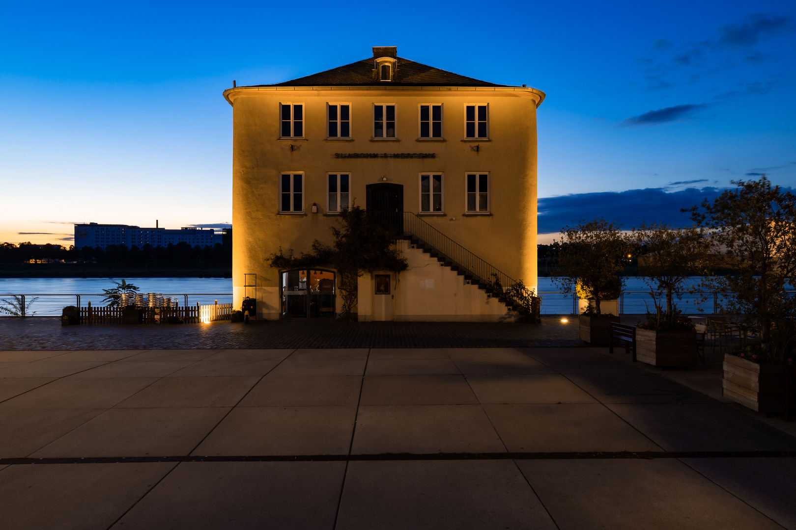 Die Bastion im Rheinauhafen vor Sonnenaufgang