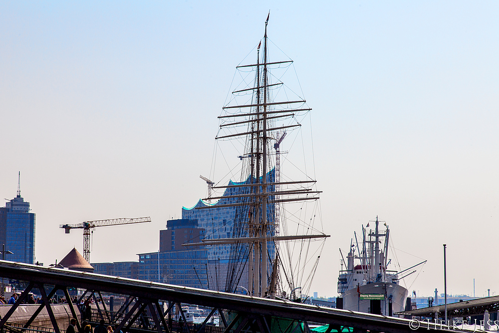 Die Baustelle der Elbphilharmonie hinter den Masten der Rickmer Rickmers