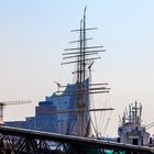 Die Baustelle der Elbphilharmonie hinter den Masten der Rickmer Rickmers