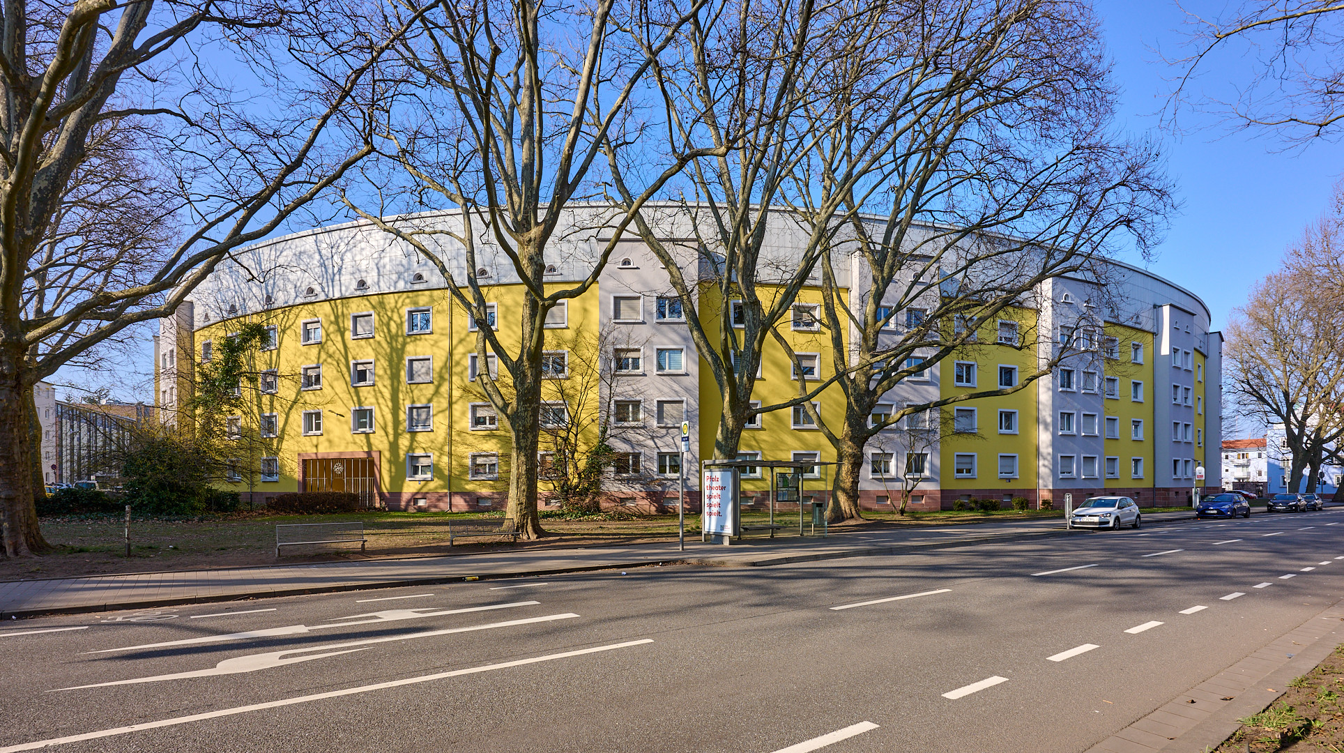 Die Bauwelt schaut 1928 auf Kaiserslautern mit seinem Rundbau. Fachleute aus ganz Deutschland... 