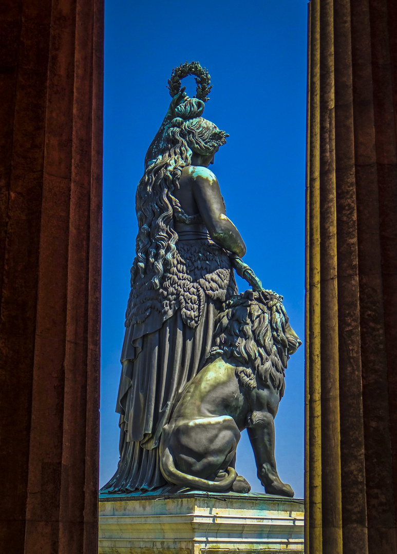 Die Bavaria (weltliche Patronin Bayerns) vor der Ruhmeshalle an der Thresienwiese