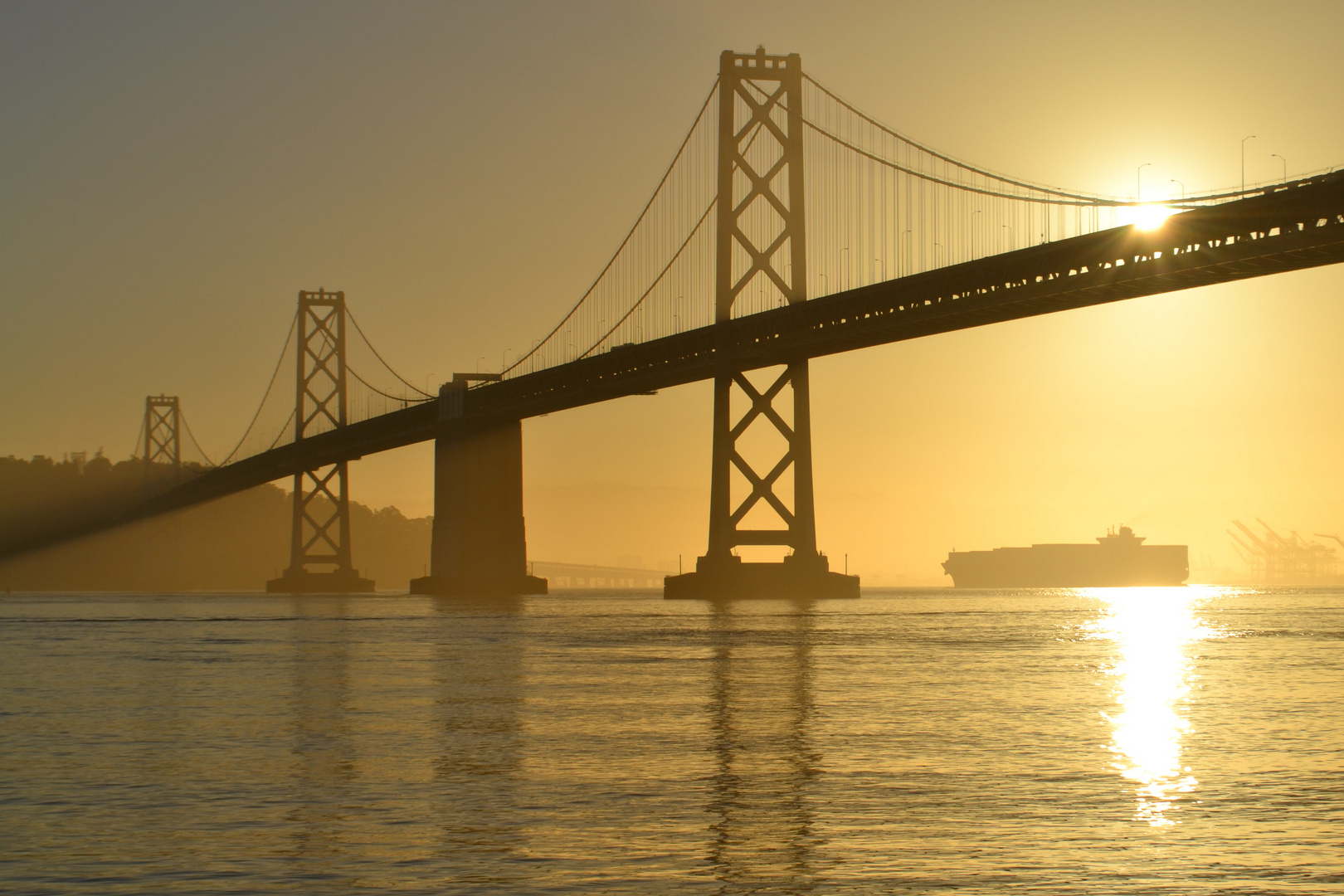 Die Bay Bridge in San Francisco beim Sonnenaufgang