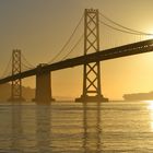 Die Bay Bridge in San Francisco beim Sonnenaufgang