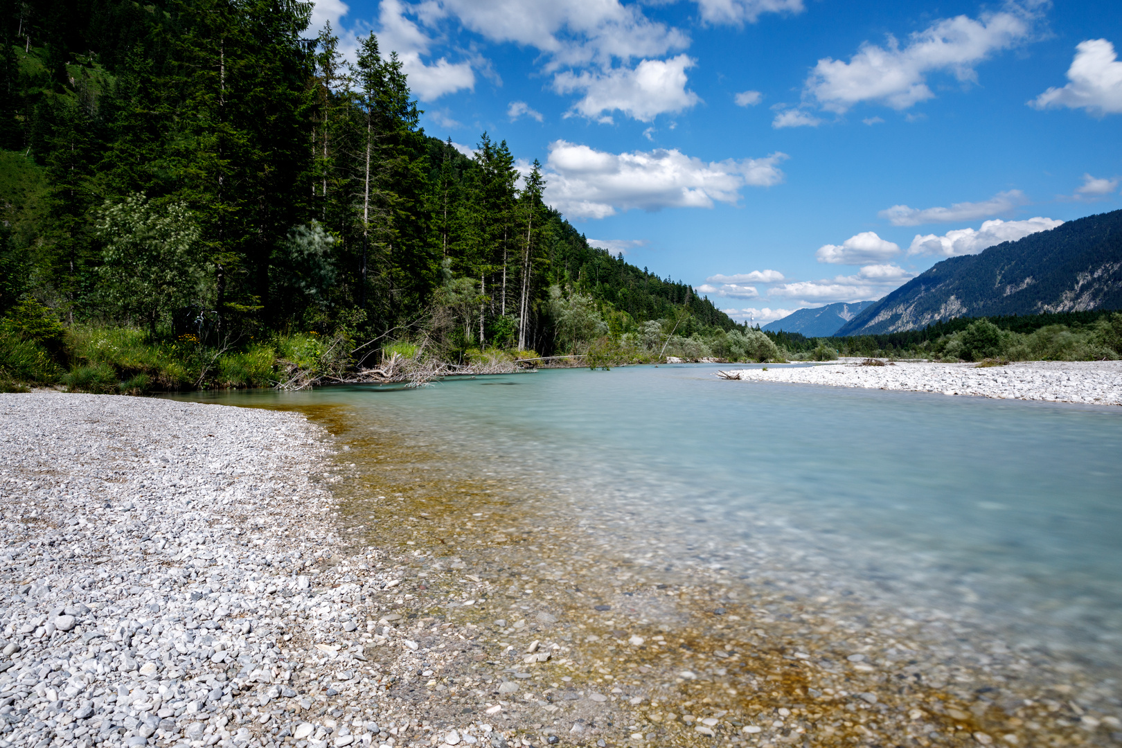 Die bayerische Isar fließt duch das Isartal