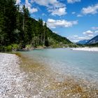 Die bayerische Isar fließt duch das Isartal