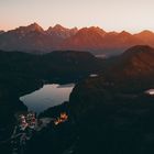 Die bayerischen Alpen in der Abenddämmerung.