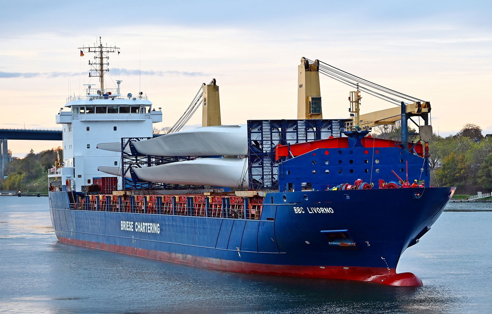 Die BBC LIVORNO vor und in der Schleuse Kiel Holtenau