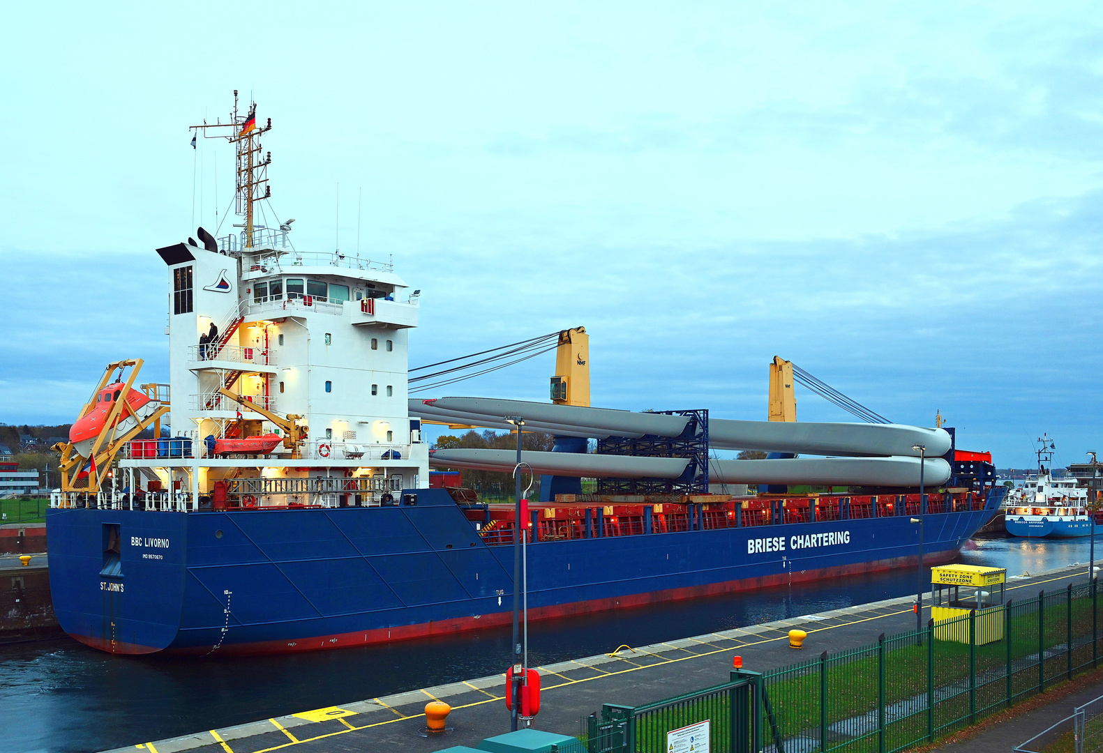 Die BBC LIVORNO vor und in der Schleuse Kiel Holtenau