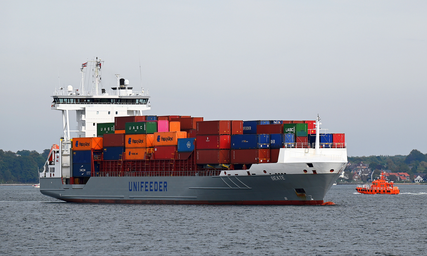 Die BEATE von der Ostsee kommend vor der Schleuse Kiel Holtenau