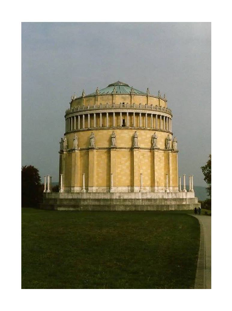 die Befreiungshalle über der Donau in der Naehe von Kelheim  ..............