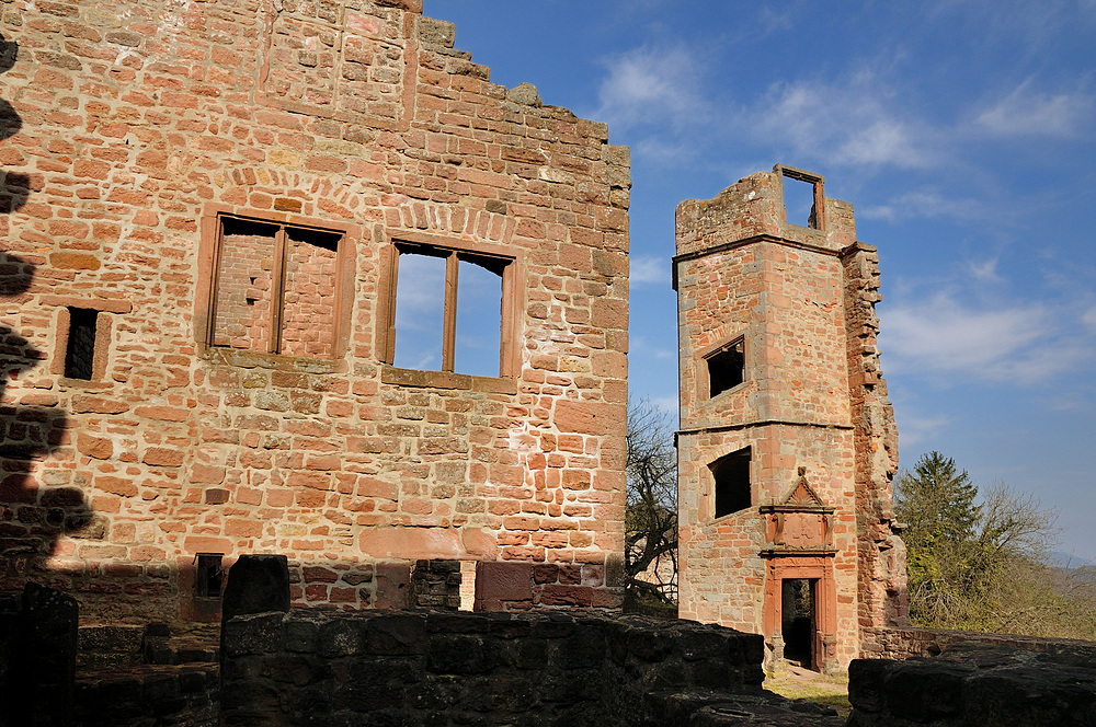 Die bei Eschbach gelegene Madenburg ist eine der größten Burgen der Pfalz.