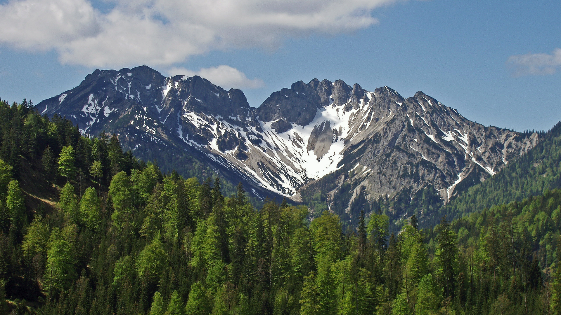 Die beiden Berge heißen "Schinder" und einer liegt in Bayern und der andre in Tirol...