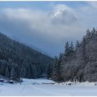 Die beiden Berge kleiner und großer Waxenstein erwacht am Riessersee