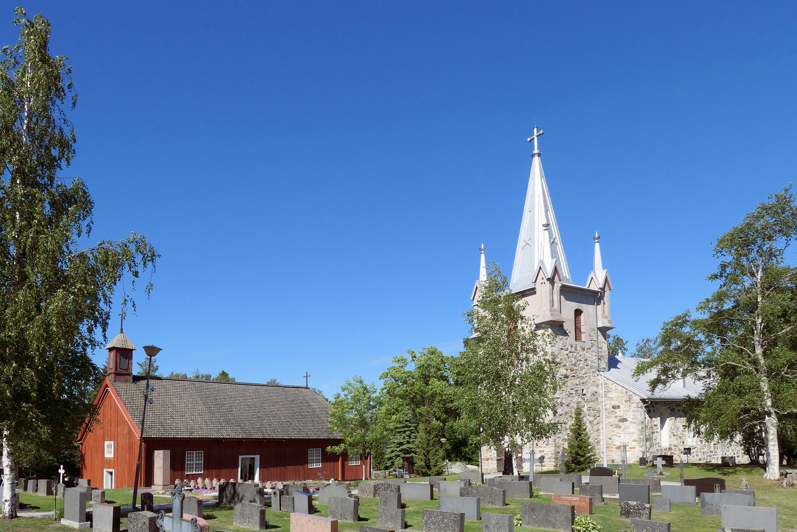 Die beiden Kirchen von Pyhämaa