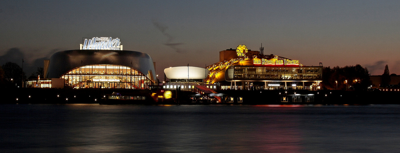 Die beiden Theater im Hafen