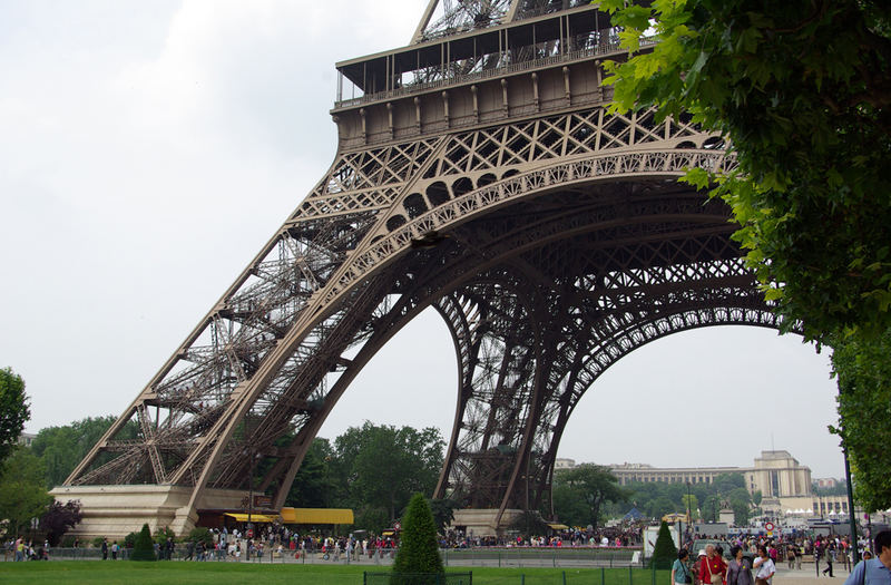 Die Beine des Eiffelturms Foto & Bild | architektur, motive Bilder auf