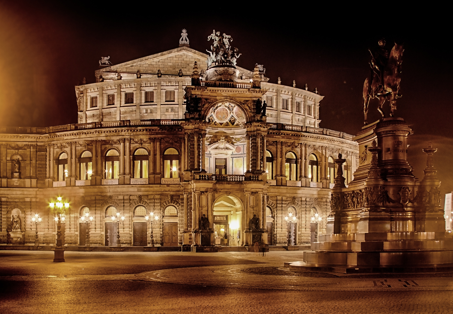 Die bekannte Oper! Manche denken es sei die Brauerei von Radeberger! ;-)