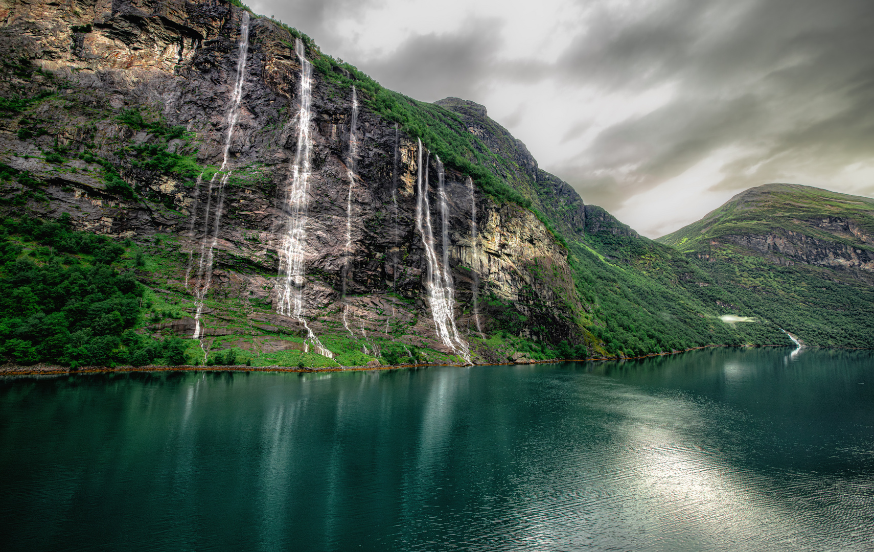 Die bekannten Wasserfälle im Geirangerfjord